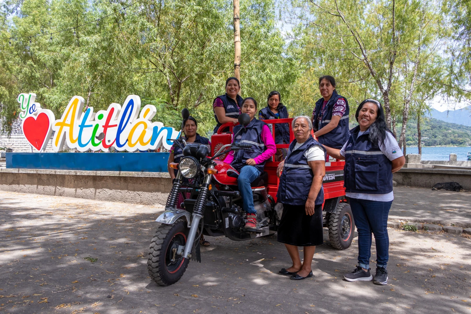 Integrantes de Atitlán Recicla junto al letrero Yo amo Atitlán