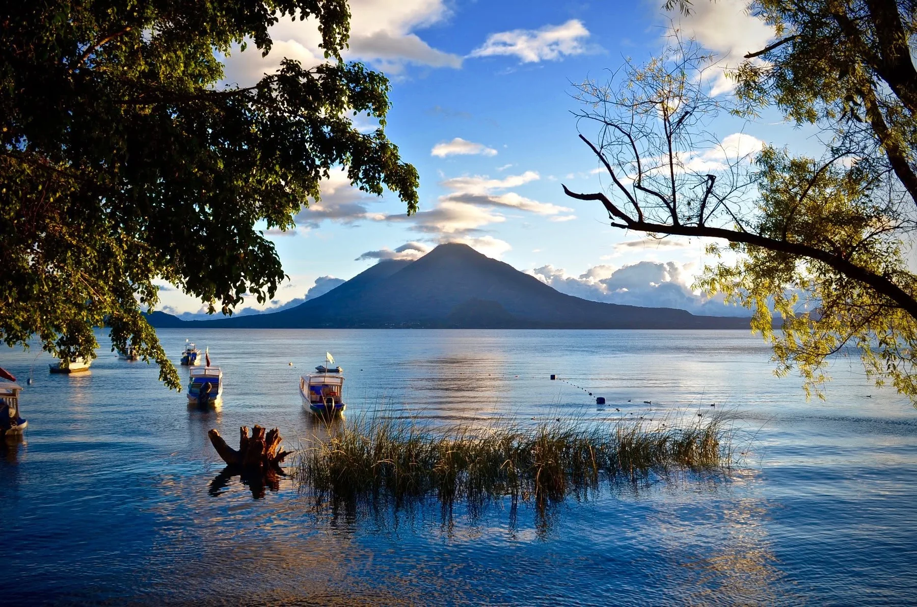 Orilla del Lago de Atitlán y sus volcanes