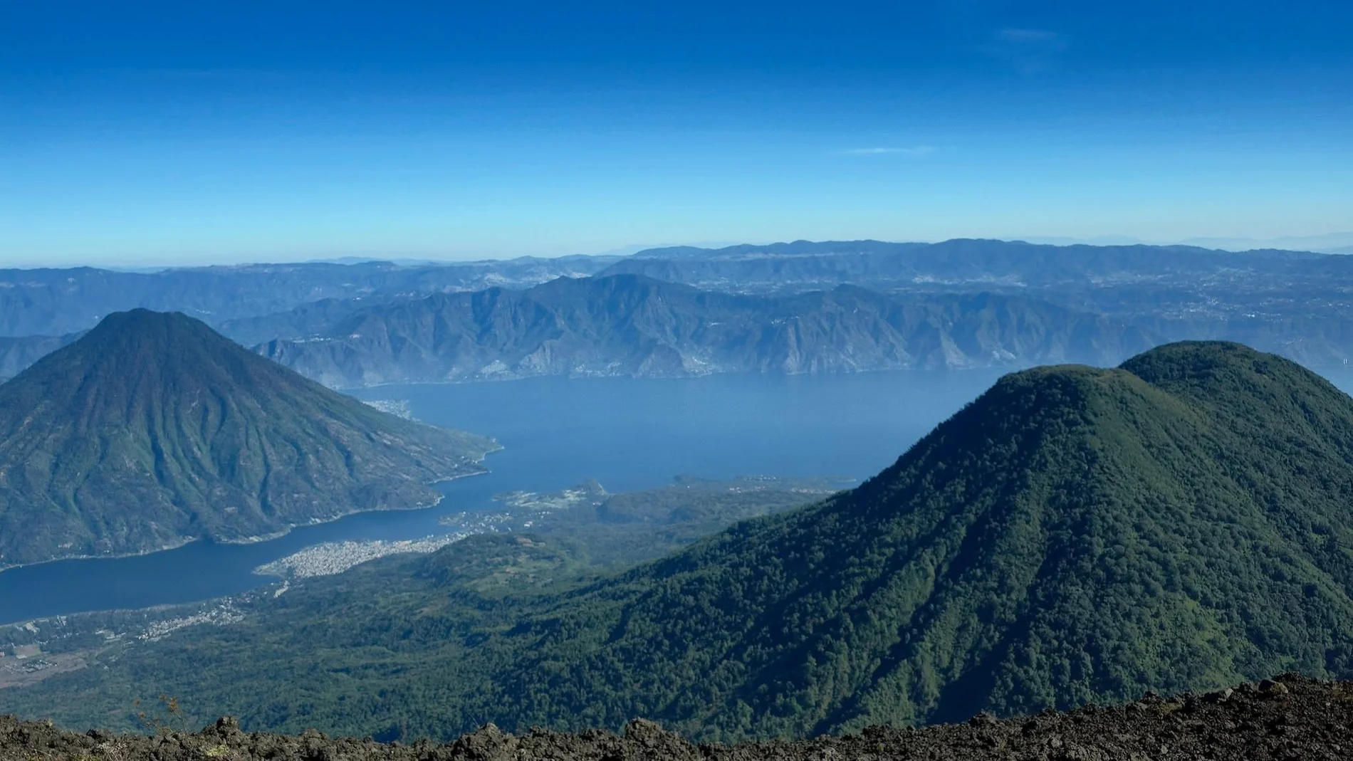Vista panorámica del Lago de Atitlán y sus volcanes