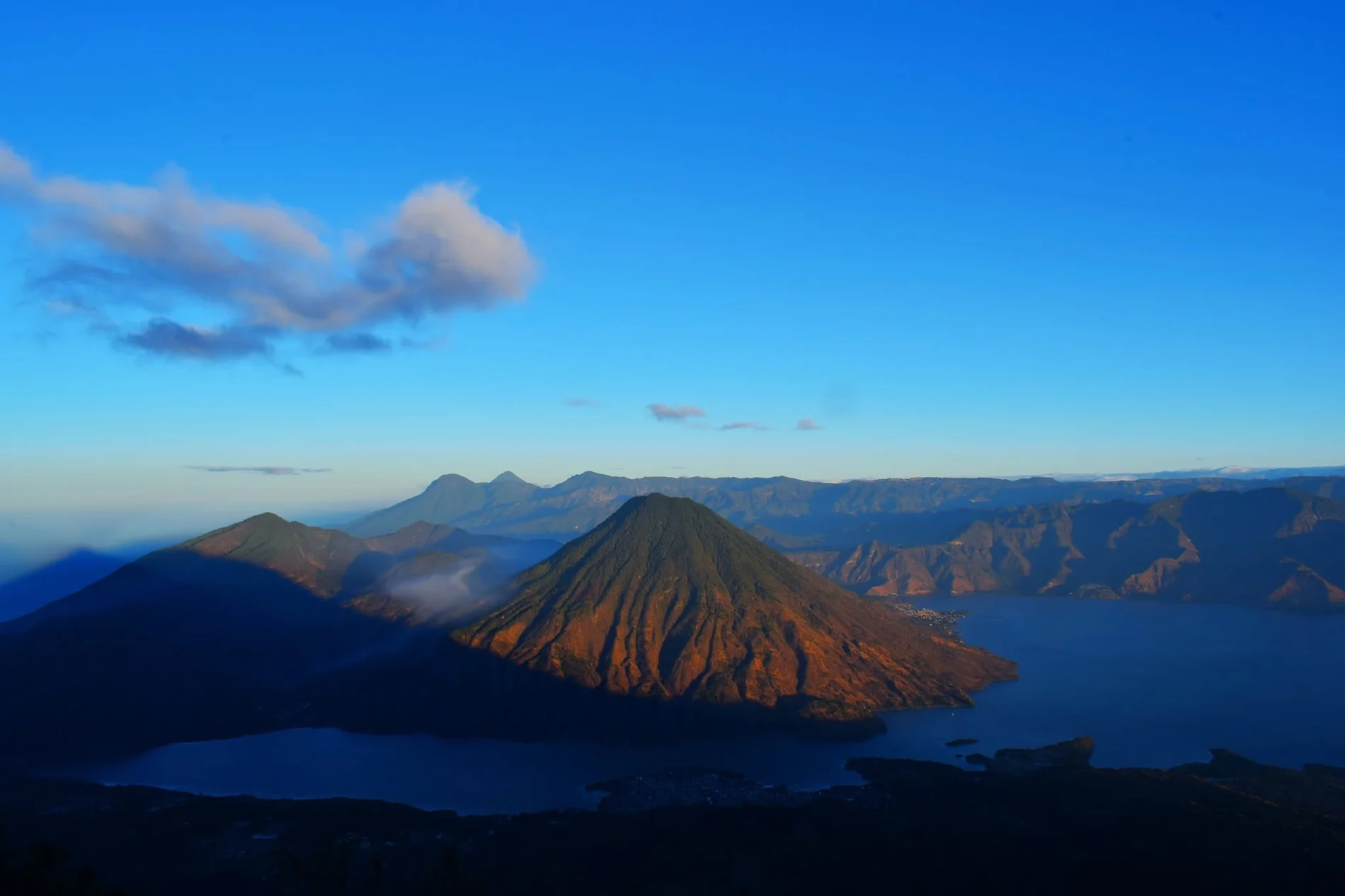Vista amplia del Lago de Atitlán desde las montañas