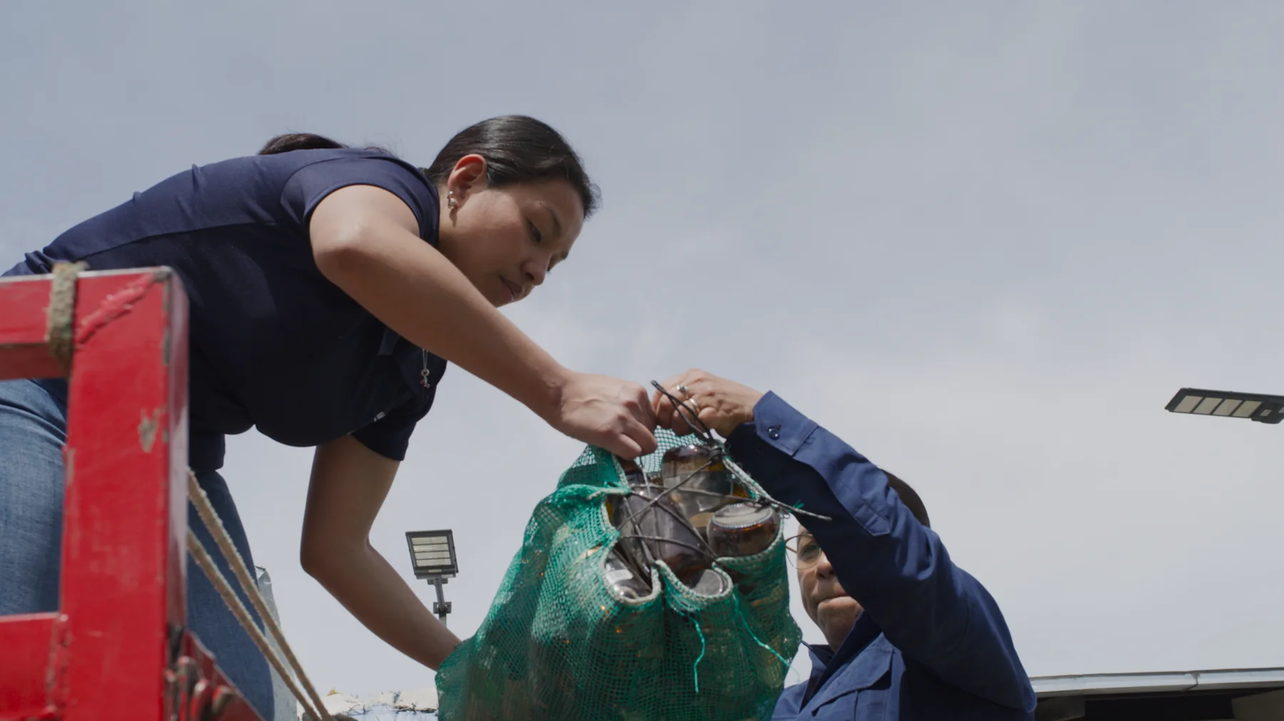 Mujeres de Atitlán Recicla recibiendo y trasladando vidrio recuperado
