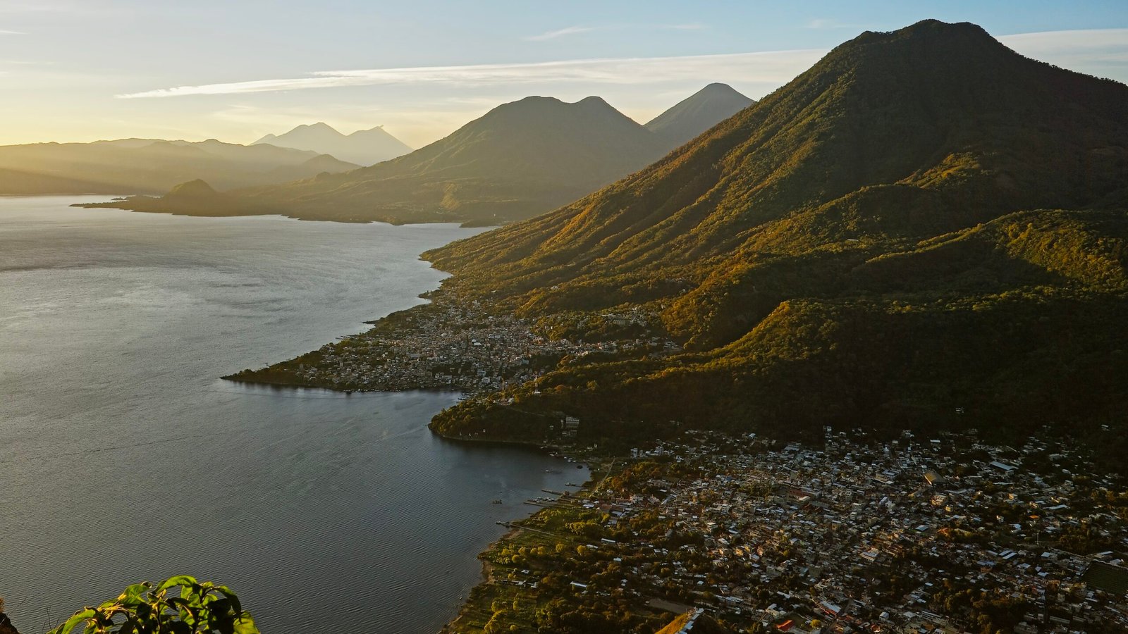 Vista panorámica del Lago de Atitlán y sus volcanes