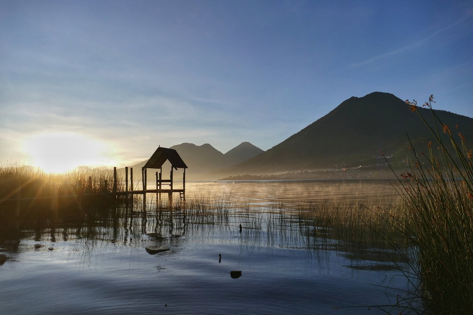Vista del Lago de Atitlán y sus volcanes