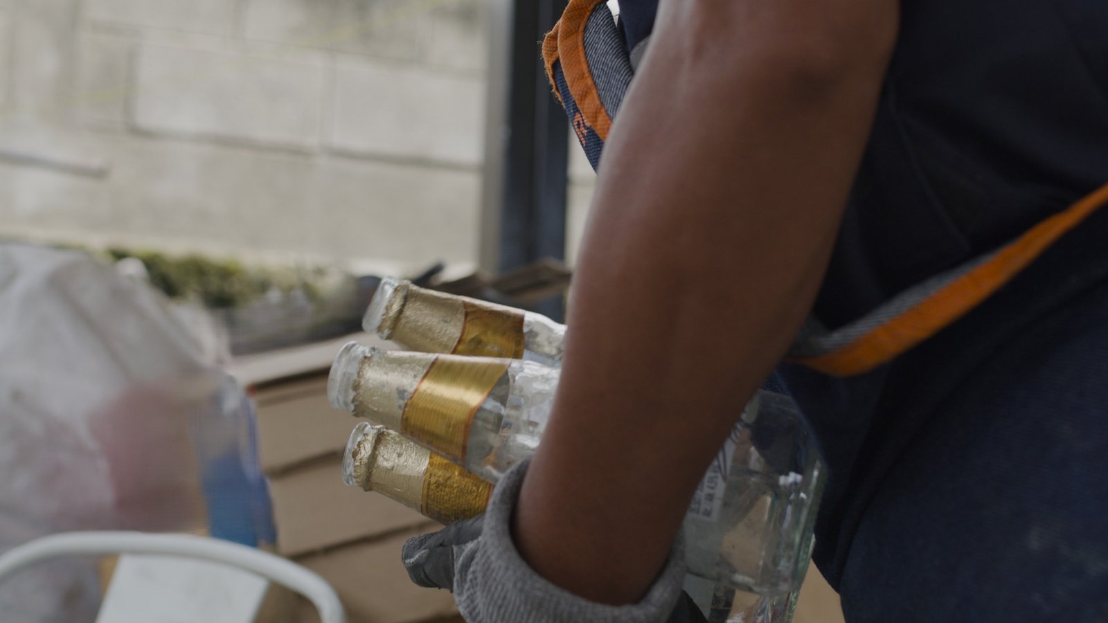 Clasificación manual de botellas de vidrio recuperadas