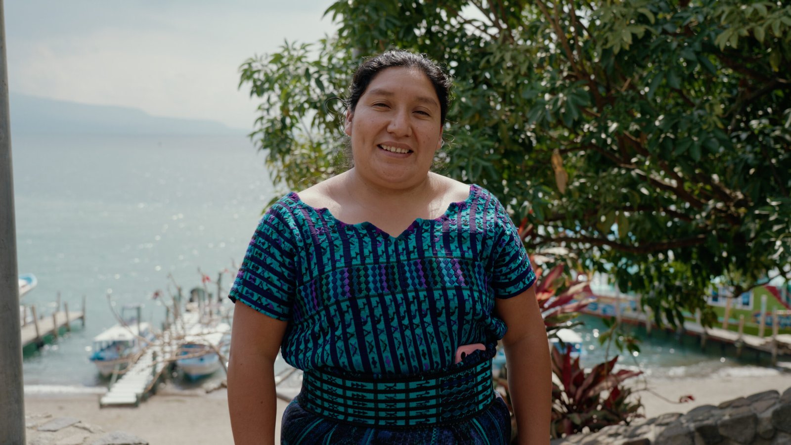 Mujer de Atitlán Recicla trabajando en la Cuenca del Lago de Atitlán