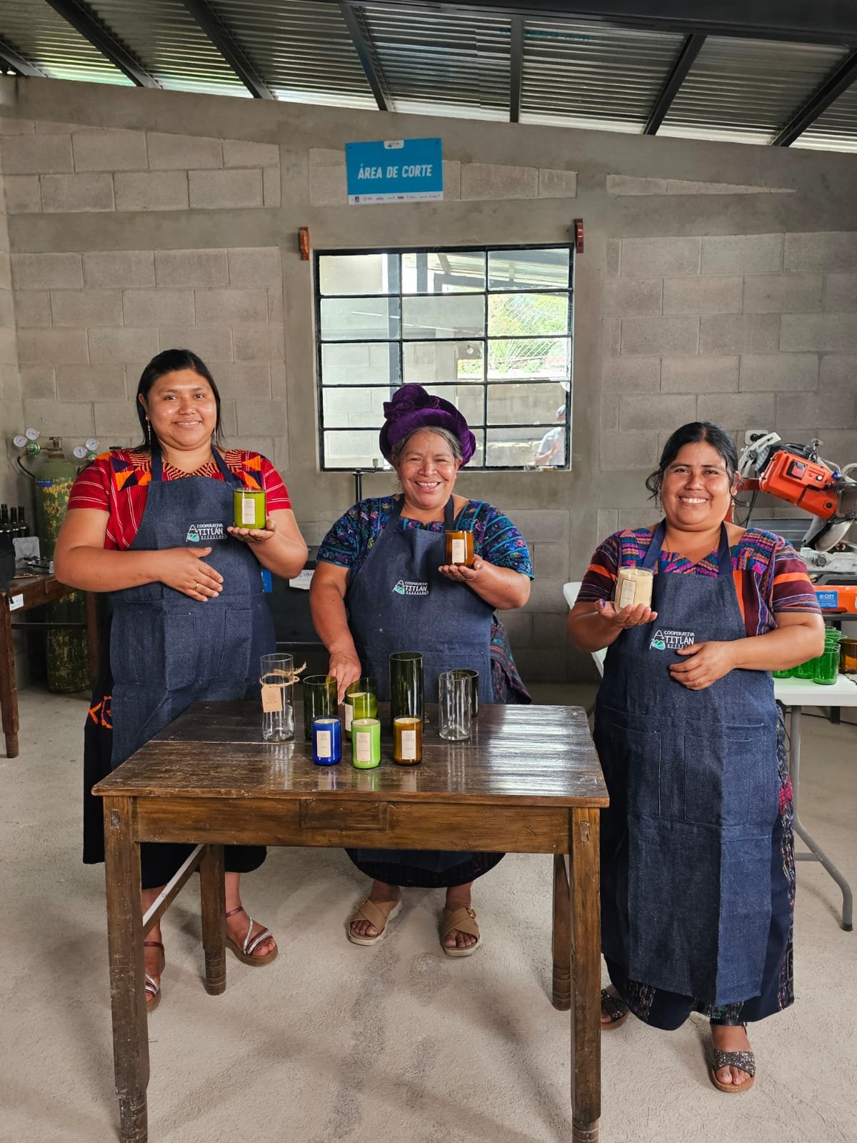 Mujeres de Atitlán Recicla durante su trabajo cotidiano